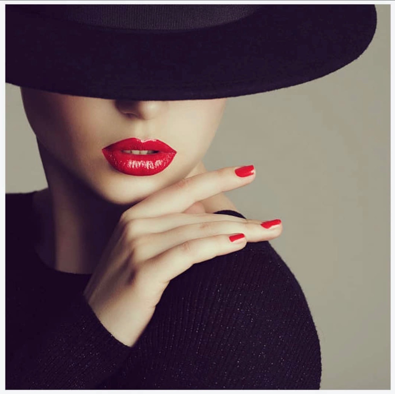 Yanita in a hat with red lipstick